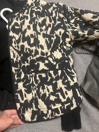 Chaqueta bomber estampada beige y negra