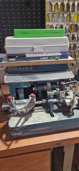 Maquinas para duplicado llaves y mandos.