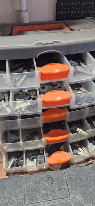 Maquinas para duplicado llaves y mandos.