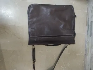 Portatrajes de piel marrón