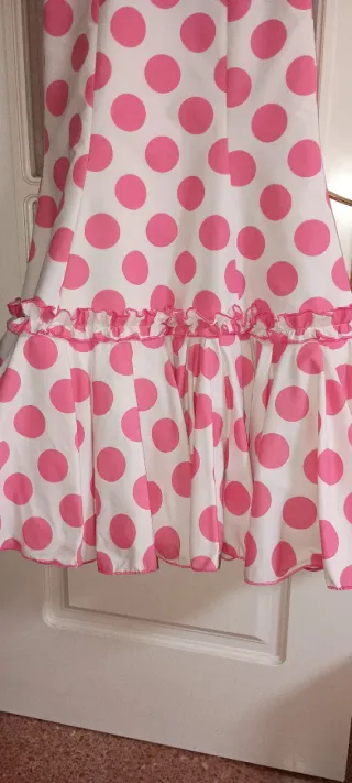 Traje de flamenca blanco con lunares rosas.