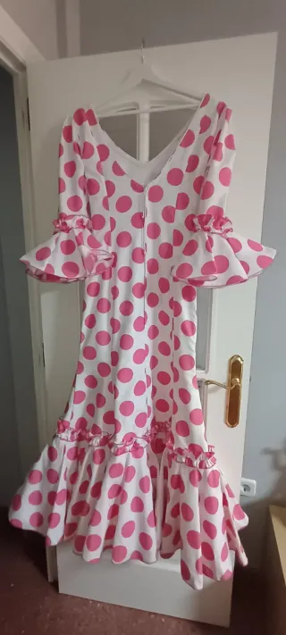 Traje de flamenca blanco con lunares rosas.