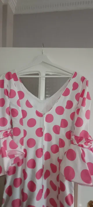 Traje de flamenca blanco con lunares rosas.