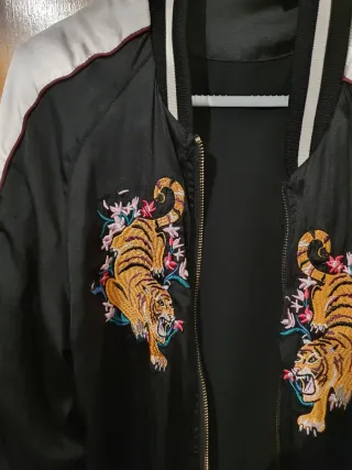 Chaqueta Bomber Negra con Tigres Bordados