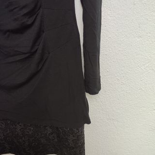 Vestido negro con detalle drapeado