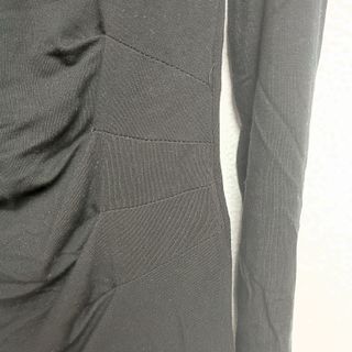 Vestido negro con detalle drapeado