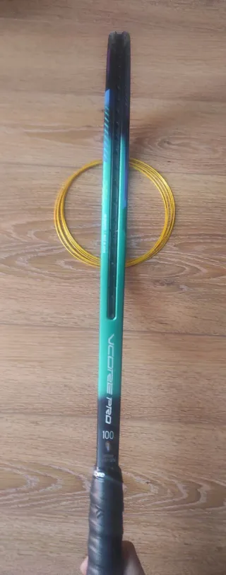 Raqueta Yonex Vcore 100