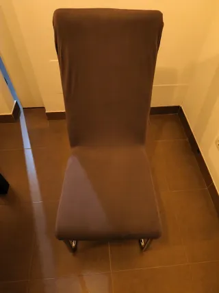 Mesa de comedor gris y 4 sillas