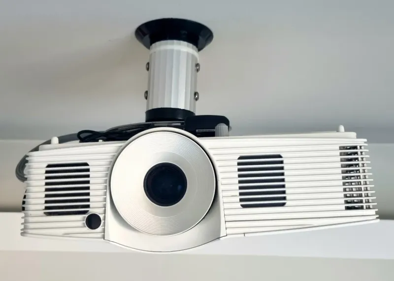 Proyector Optoma Full HD 3D + pack 4 gafas 3D