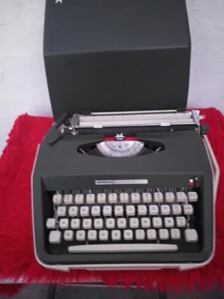 Máquina de escribir con estuche