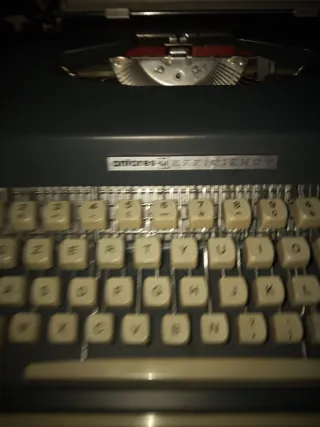 Máquina de escribir con estuche