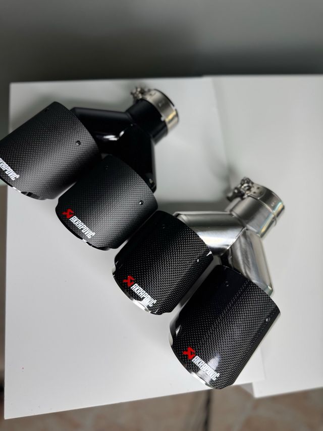 Colas de escape Akrapovič Carbono