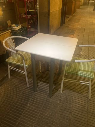 Mesa de cocina extensible y 2 sillas
