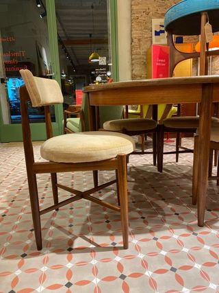 Mesa redonda exten. y 4 sillas Mid Century Gplan