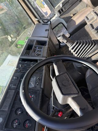 Camión Volvo FL618 Grúa Basculante