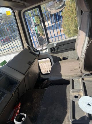 Camión Volvo FL618 Grúa Basculante