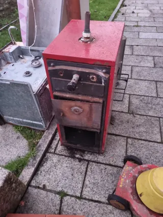 Caldera mixta roja y negra. Gasoil y leña.