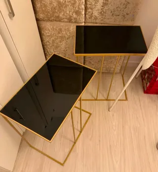 Mesitas de noche negras y doradas