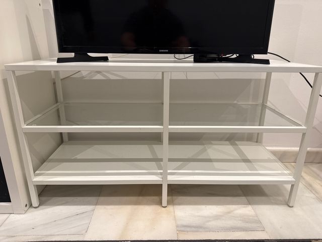 Mesa TV Blanca con Estantes de Cristal