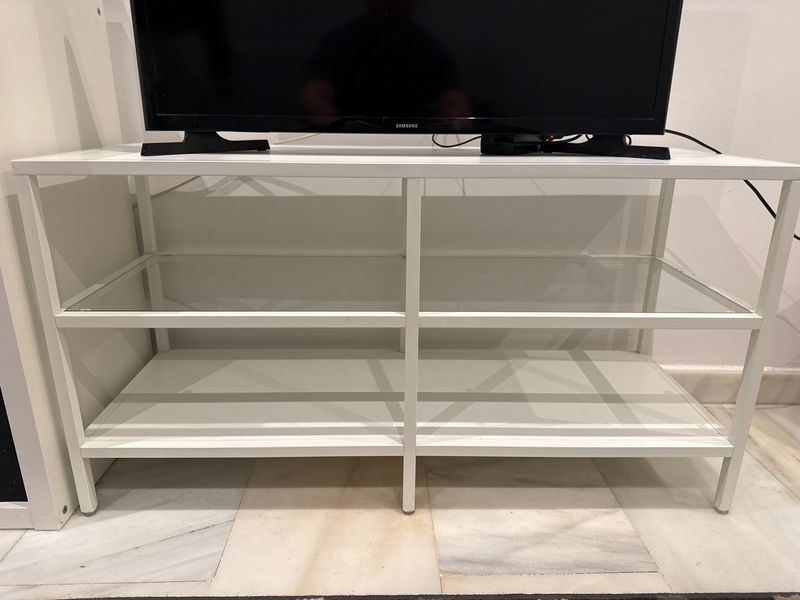 Mesa TV Blanca con Estantes de Cristal