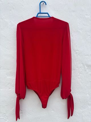 Body rojo manga larga lazo