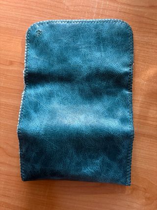 Tabaquera de piel sintética azul