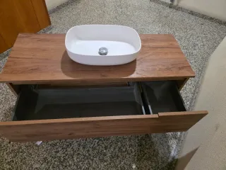 Mueble de baño con lavabo blanco