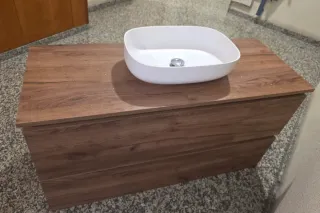 Mueble de baño con lavabo blanco