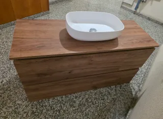 Mueble de baño con lavabo blanco
