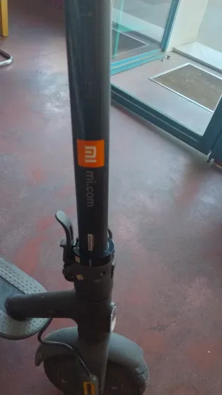 Patinete Eléctrico Negro con Casco