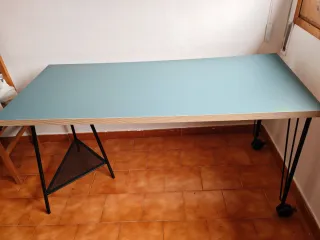 Escritorio IKEA madera y metal