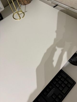 Escritorio blanco y dorado