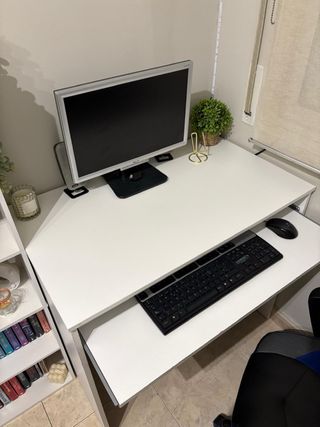 Escritorio blanco y dorado