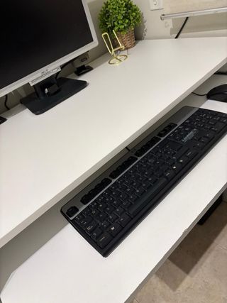 Escritorio blanco y dorado