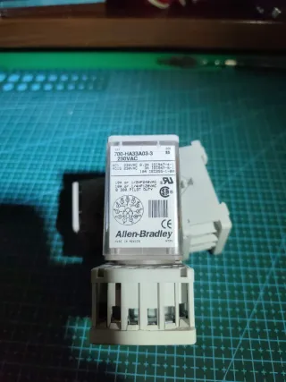 Relé Allen-Bradley 700-HA33A03-3 230VAC