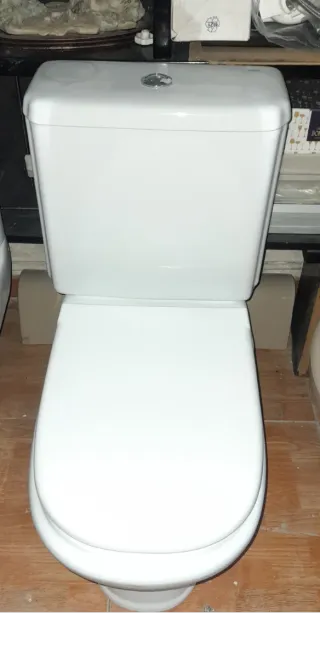 Inodoro con salida  vertical  ( al suelo )