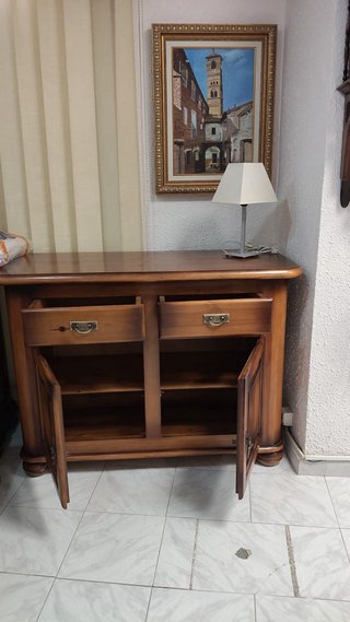 Mueble de madera con cajones y puertas