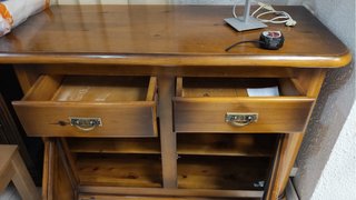 Mueble de madera con cajones y puertas