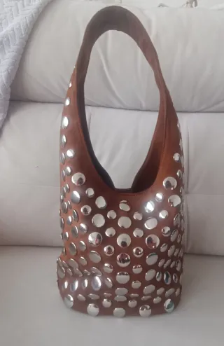 Bolso de hombro Stradivarius marrón con tachuelas