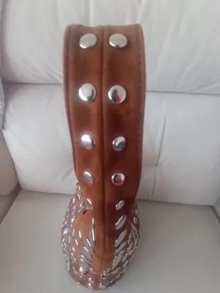 Bolso de hombro Stradivarius marrón con tachuelas