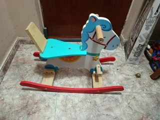 Caballito balancín de madera.