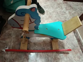 Caballito balancín de madera.