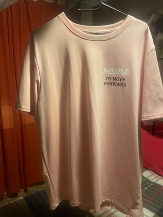 Camiseta rosa con estampado la talla es la L