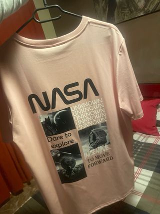Camiseta rosa con estampado la talla es la L