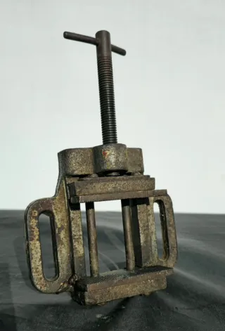 Antiguo tornillo de banco