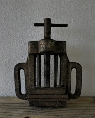 Antiguo tornillo de banco