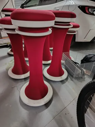 9 taburetes  todos a 100 euros