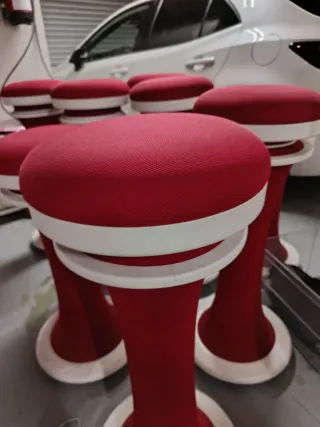 9 taburetes  todos a 100 euros