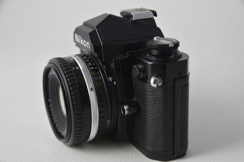 Nikon FM negra primera serie grabada afbeelding 3