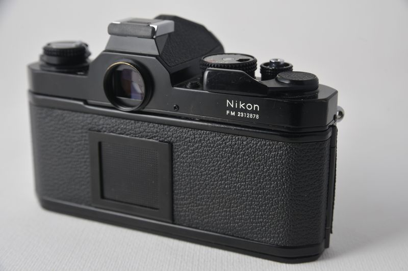 Nikon FM negra primera serie grabada afbeelding 4